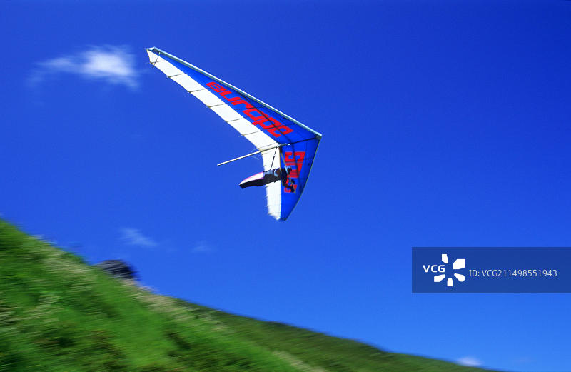 在奥地利蒂罗尔州齐勒塔尔山路上起飞的滑翔伞图片素材