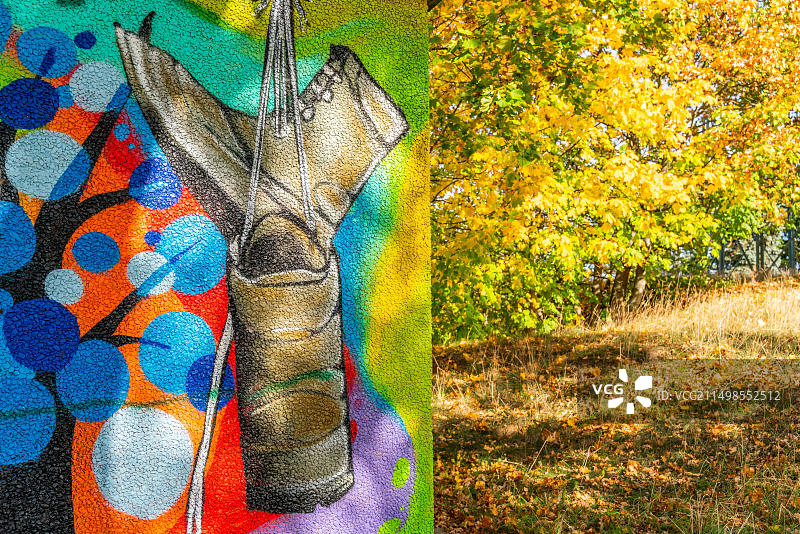 威森堡国际艺术步道上的远足靴和秋叶树木涂鸦图片素材