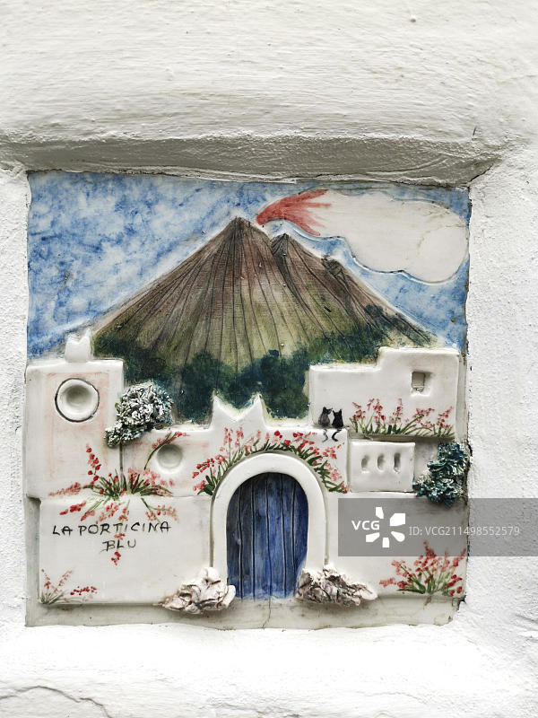 以斯特龙博利火山为主题的房屋标志，位于意大利利帕里群岛的斯特龙博利岛图片素材