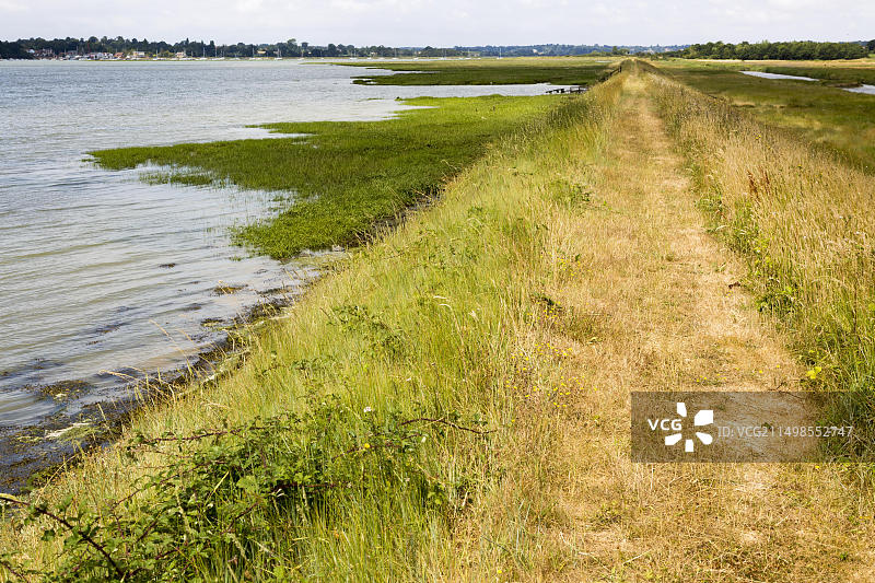 英国萨福克郡萨顿迪本河潮汐河口夏季景观防洪堤图片素材