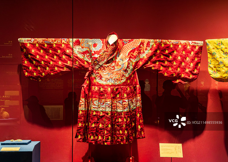 深圳博物馆龙袍服装展览品图片素材