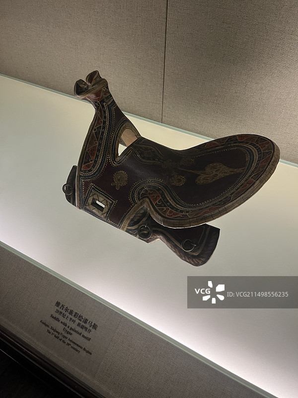 维吾尔族彩绘漆马鞍图片素材