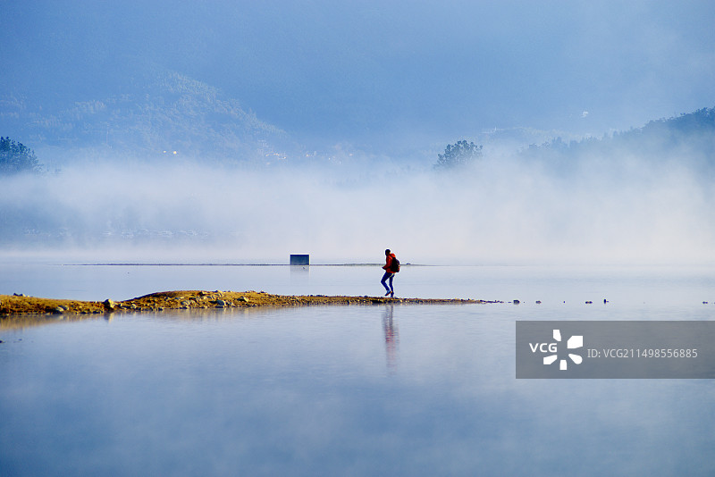宏村奇墅湖最美晨雾图片素材