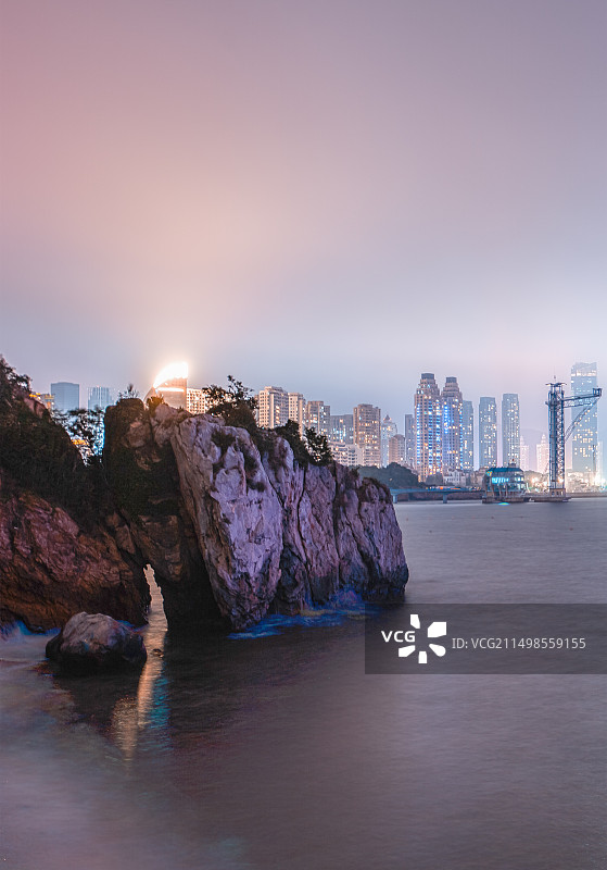 中国辽宁大连黑石礁城市海岸多云夜色图片素材