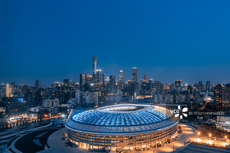 中国北京新工人体育场和城市天际线风光夜景图片素材