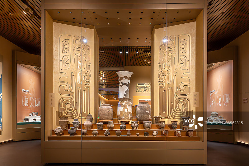 河南省安阳市殷墟博物馆新馆重点文物陶器展示图片素材