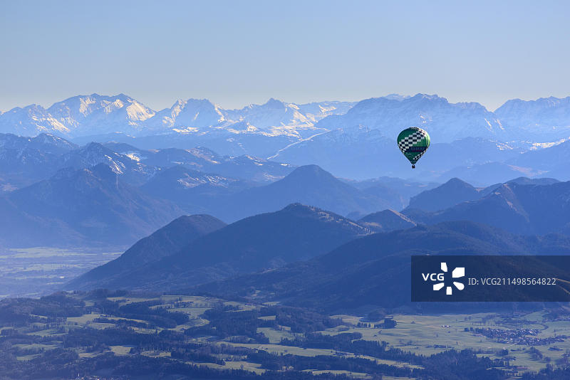 在山景前飞行的热气球，泰根湖谷蒙哥尔菲亚德，泰根湖气球周，巴伐利亚高地，上巴伐利亚，巴伐利亚，德国，欧洲图片素材