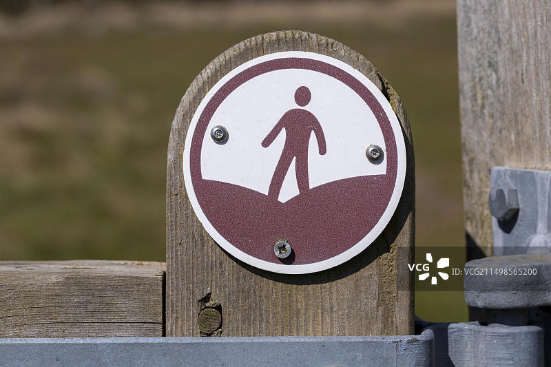 人行道标志在围栏柱上微距特写，英国萨福克郡图片素材