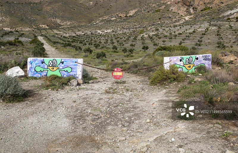 通往西班牙阿尔梅里亚加塔角自然公园圣佩德罗湾的封闭老路图片素材