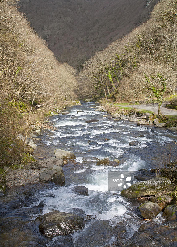 俯瞰林恩河东段河谷，位于英国德文郡埃克斯穆尔国家公园沃特斯米特附近图片素材