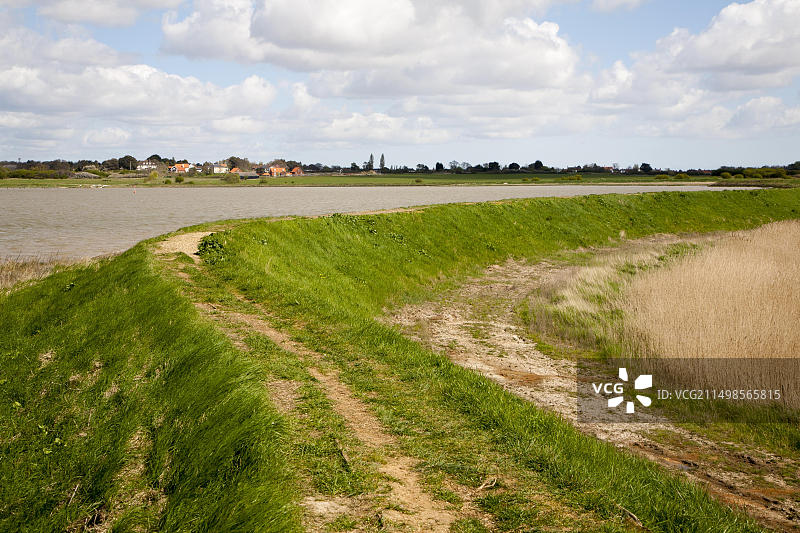 英国萨福克郡奥尔德河的防洪堤岸墙图片素材