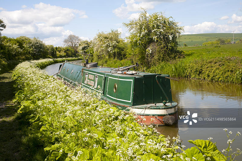 英国威尔特郡皮尤西谷，奥尔卡宁斯和奥尔顿巴恩斯之间的肯尼特和埃文运河图片素材