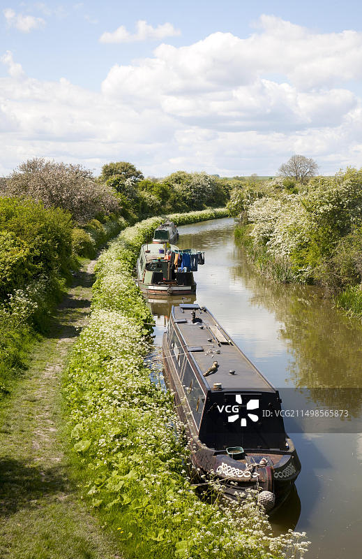英国威尔特郡皮尤西谷，奥尔卡宁斯和奥尔顿巴恩斯之间的肯尼特和埃文运河图片素材