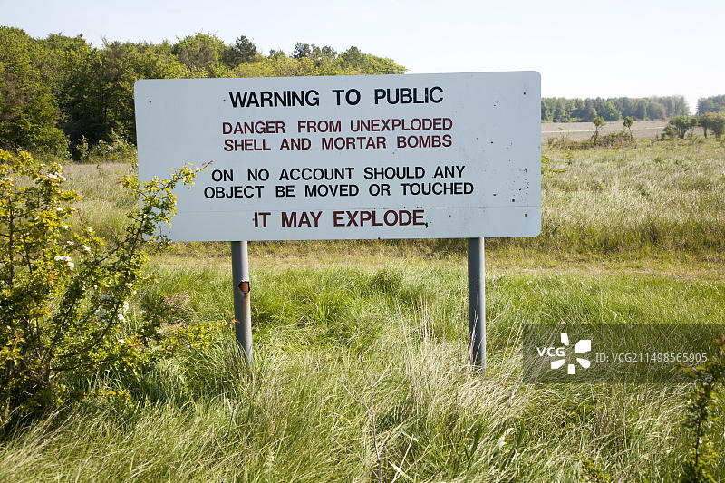 英国威尔特郡索尔兹伯里平原靶场未爆炸弹药危险的国防部警告标志图片素材
