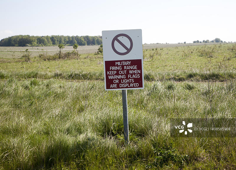 英国索尔兹伯里平原军事射击场危险警告标志图片素材