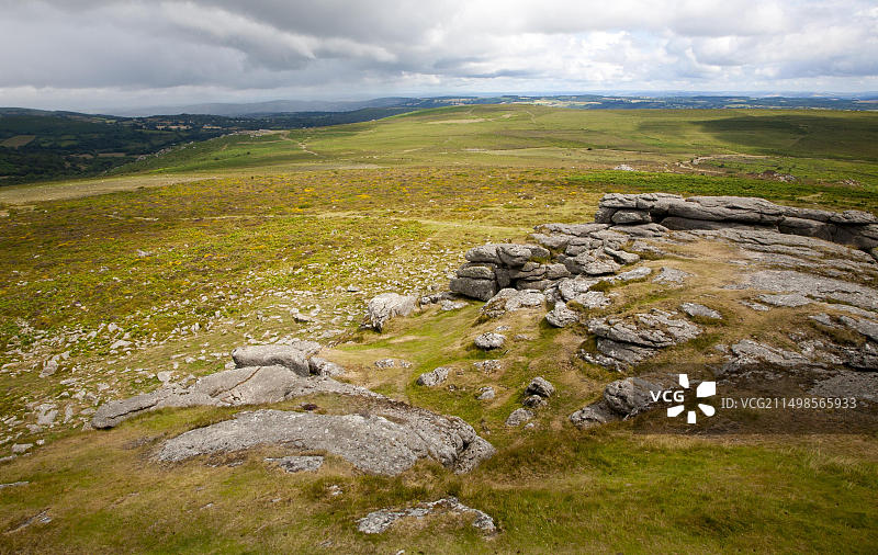 英国德文郡达特穆尔国家公园海托附近的高地花岗岩景观图片素材