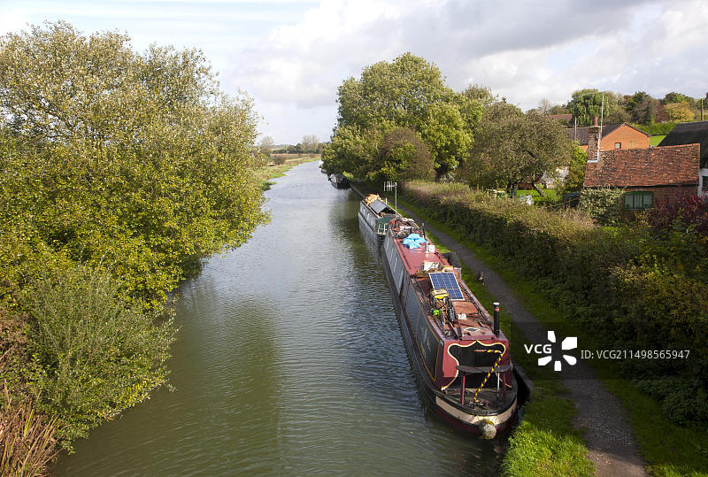 英国威尔特郡贝德温，凯内特和埃文运河上的狭窄船只图片素材