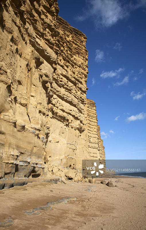 英国多塞特郡布里德波特西湾的砂岩悬崖和海滩图片素材