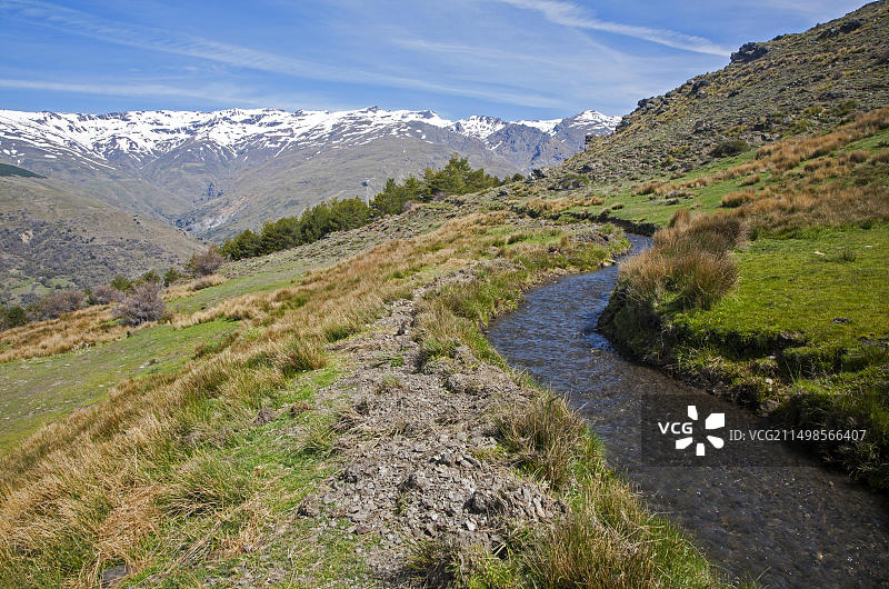 内华达山脉的灌溉水渠图片素材