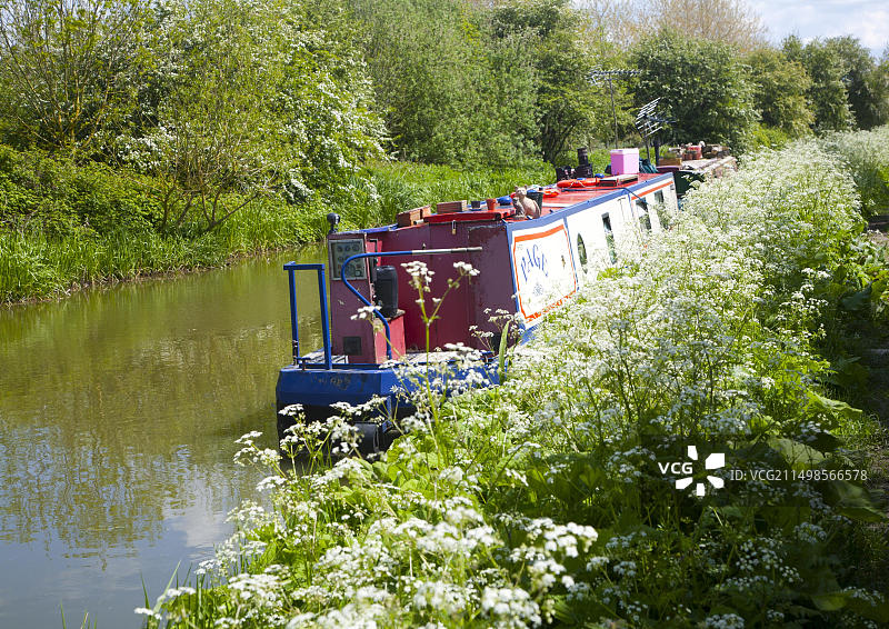 英国威尔特郡皮尤西谷，奥尔卡宁斯和奥尔顿巴恩斯之间的肯尼特和埃文运河图片素材