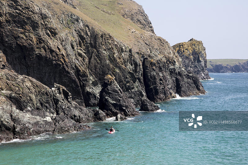 在英国康沃尔蜥蜴半岛金斯湾附近悬崖边划皮划艇图片素材