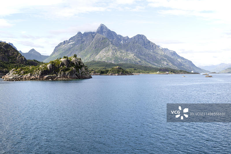 罗弗敦群岛拉夫特松海峡的锯齿状山峰，挪威北部图片素材
