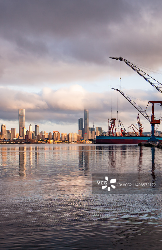 中国辽宁大连造船厂和城市的融合图片素材