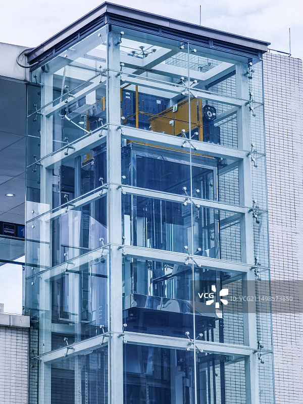 建筑外的观光电梯图片素材