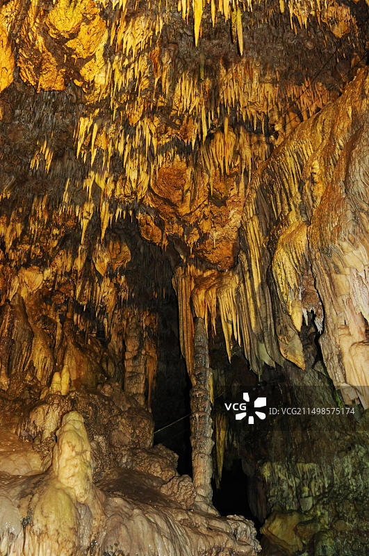 黎巴嫩山脉：的黎波里市附近卡迪沙山谷的洞穴图片素材