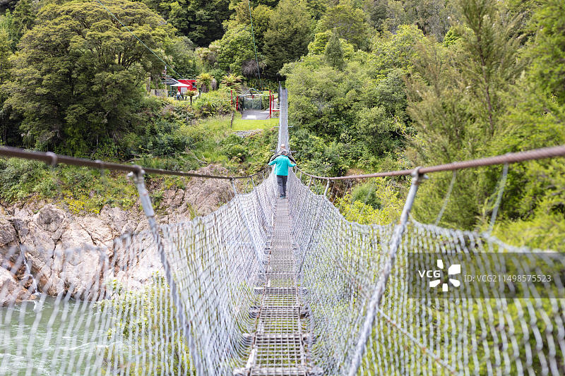 布勒峡谷秋千桥，布勒河，默奇森，新西兰图片素材