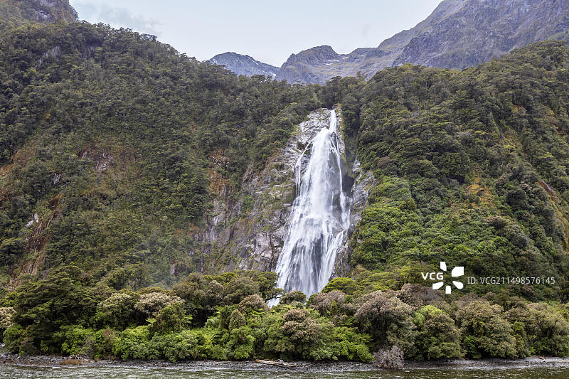 新西兰峡湾国家公园米尔福德桑德的博文瀑布图片素材