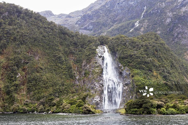 新西兰峡湾国家公园米尔福德桑德的博文瀑布图片素材