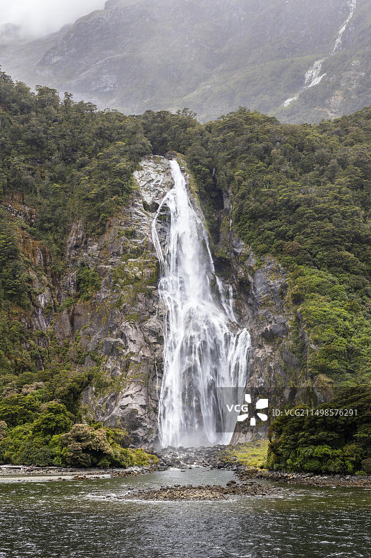 新西兰峡湾国家公园米尔福德桑德的博文瀑布图片素材