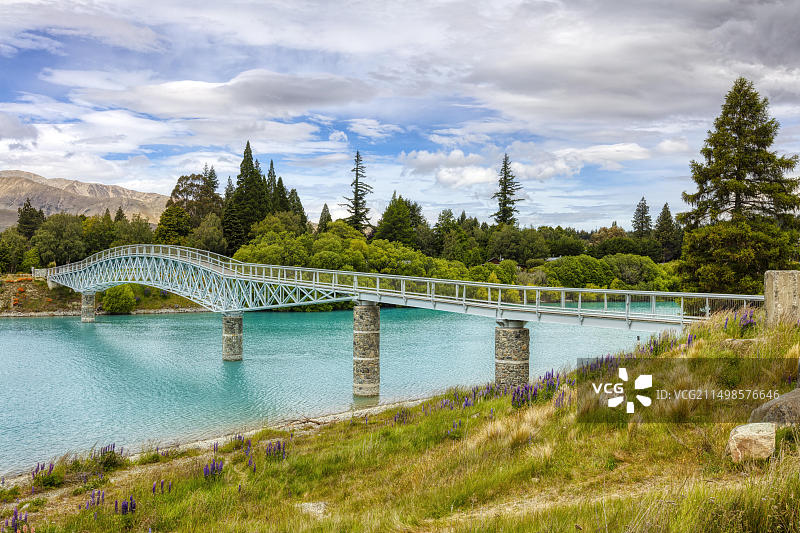 新西兰蒂卡普湖麦克拉伦人行桥图片素材
