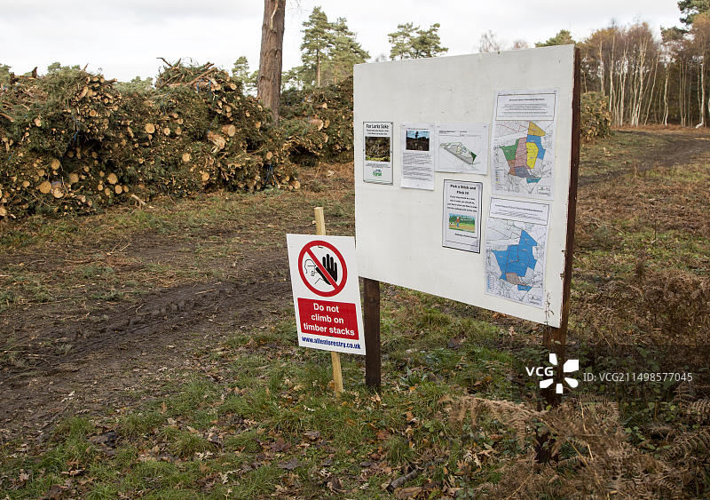 英国萨福克郡霍勒斯利公地上的伐木标志图片素材