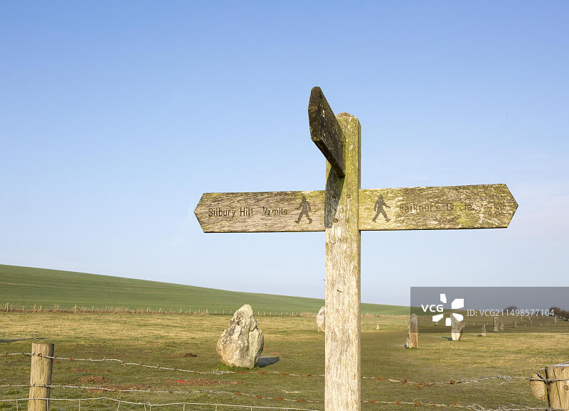 埃夫伯里世界遗产地林荫道上的木制人行道标志，英国威尔特郡图片素材