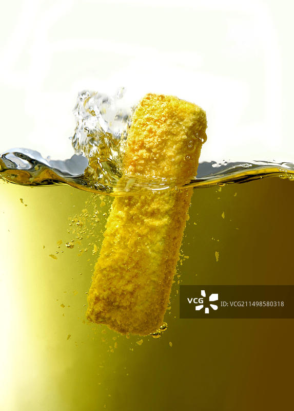 鱼条（鱼手指）落入食用油中图片素材