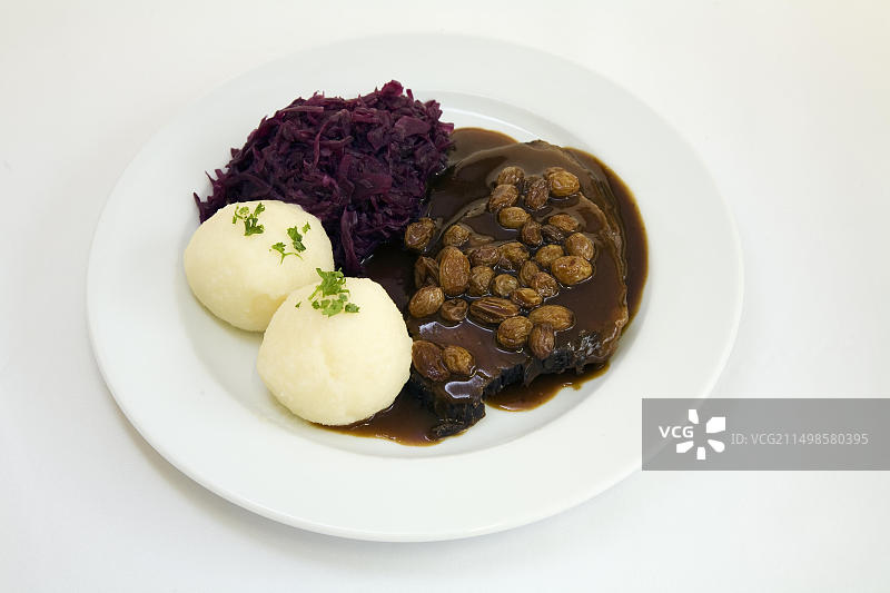 莱茵酸烤牛肉配土豆丸子和红卷心菜图片素材