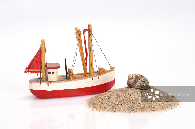 沙堆和贝壳后面的捕蟹船模型图片素材