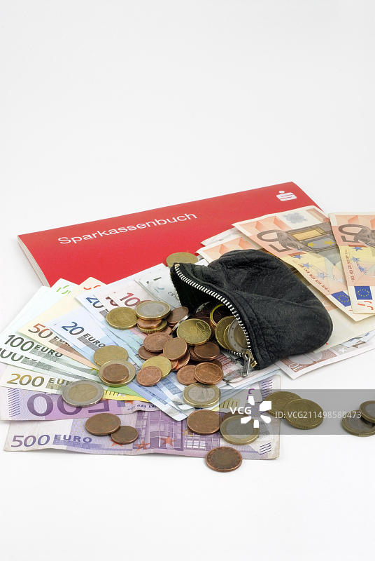 欧元纸币、硬币和银行存折上的钱包图片素材