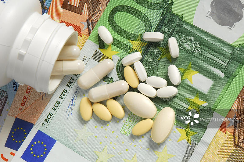 倒在欧元上的药丸图片素材