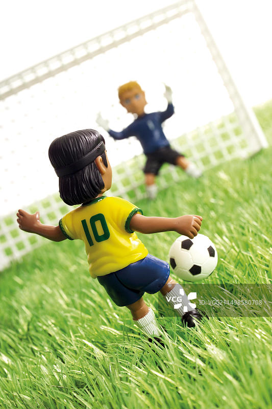 足球运动员和守门员图片素材