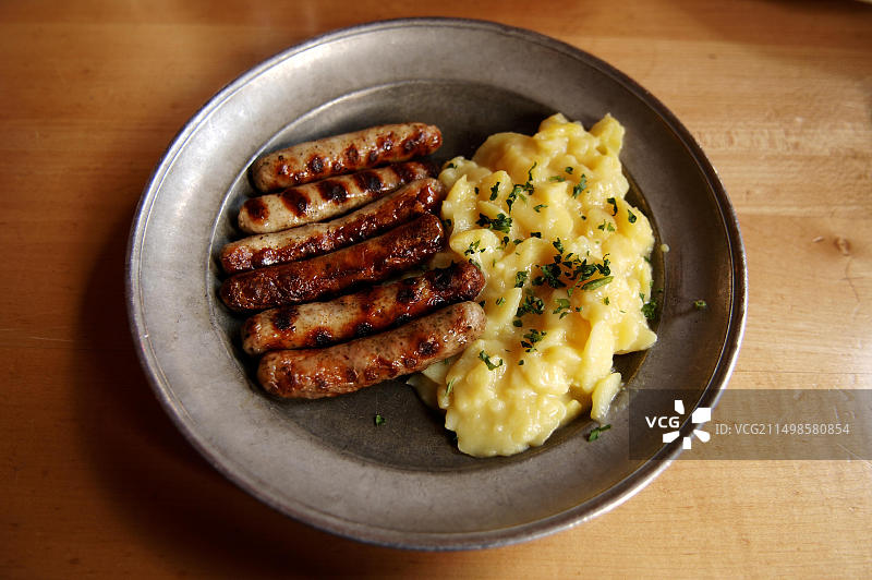 六根纽伦堡小香肠配马铃薯沙拉，位于锡盘上，地点：德国巴伐利亚州图片素材
