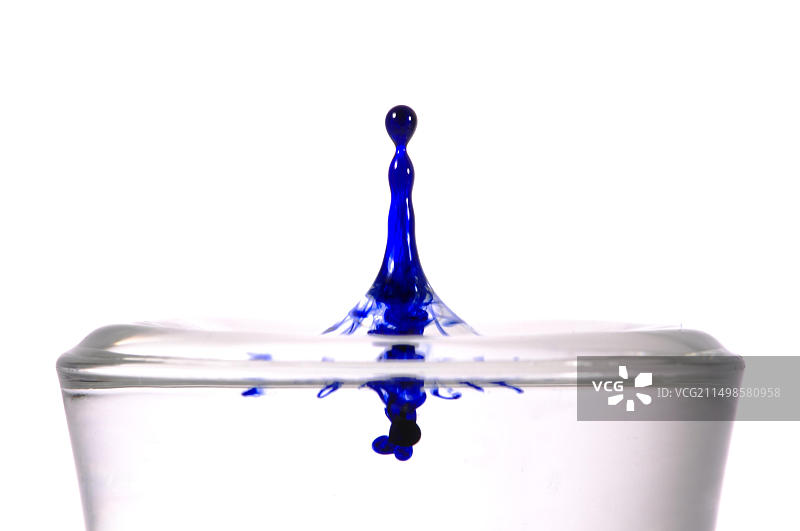 墨滴落入水中图片素材