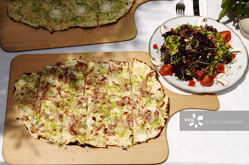 阿尔萨斯火焰馅饼，培根和韭葱图片素材