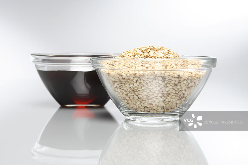 芝麻油和芝麻籽碗图片素材