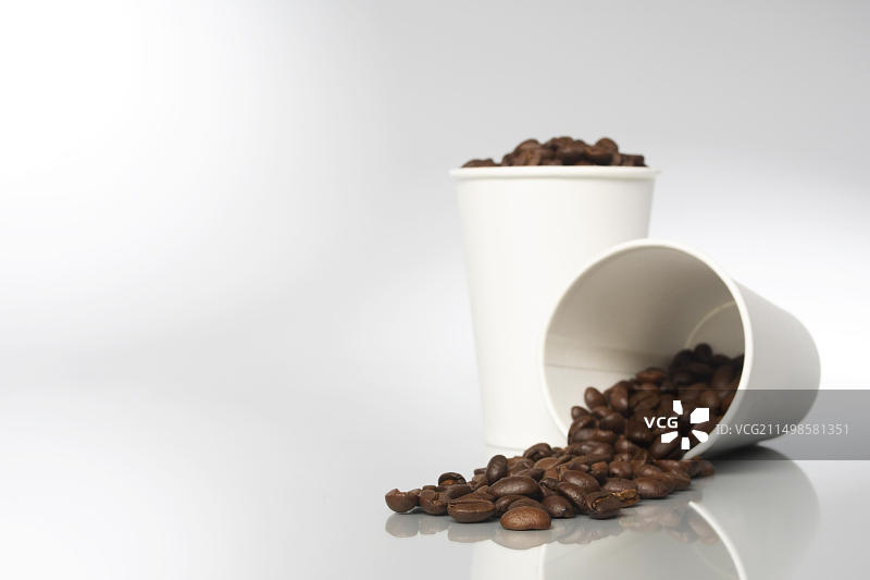 纸杯和咖啡豆图片素材