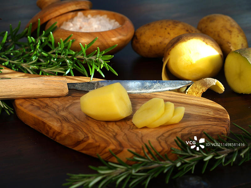 砧板上的土豆和刀图片素材