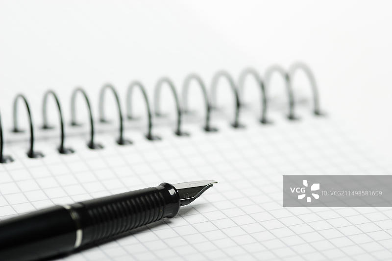 钢笔在笔记本上图片素材