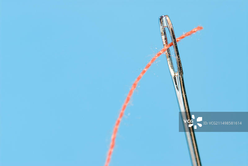 穿过针眼的红线图片素材